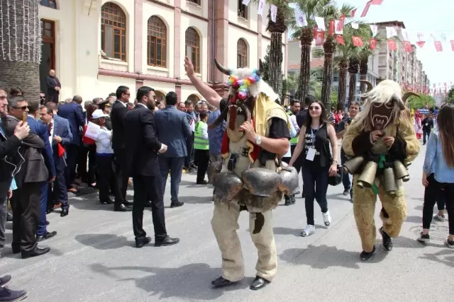 477. Mesir Macunu Festivali Kortej Yürüyüşüyle Başladı 477. Mesir Macunu Festivali Kortej Yürüyüşüyle Başladı