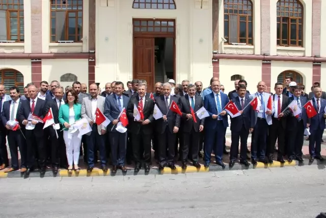477. Mesir Macunu Festivali Kortej Yürüyüşüyle Başladı 477. Mesir Macunu Festivali Kortej Yürüyüşüyle Başladı