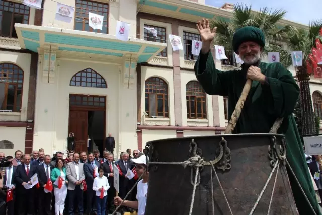 477. Mesir Macunu Festivali Kortej Yürüyüşüyle Başladı 477. Mesir Macunu Festivali Kortej Yürüyüşüyle Başladı
