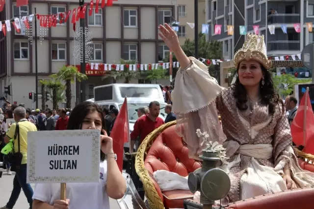 477. Mesir Macunu Festivali Kortej Yürüyüşüyle Başladı 477. Mesir Macunu Festivali Kortej Yürüyüşüyle Başladı