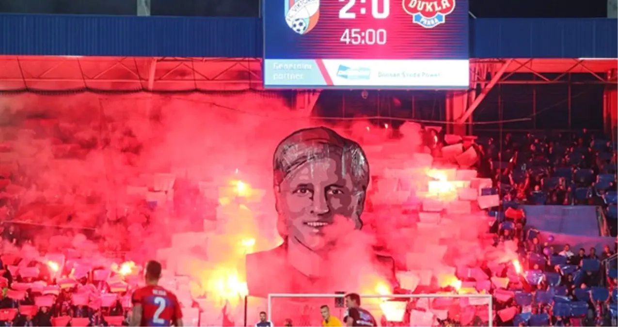 Çekya Takımı, Türkiye'de Hayatını Kaybeden Rajtoral İçin Pankart Açtı