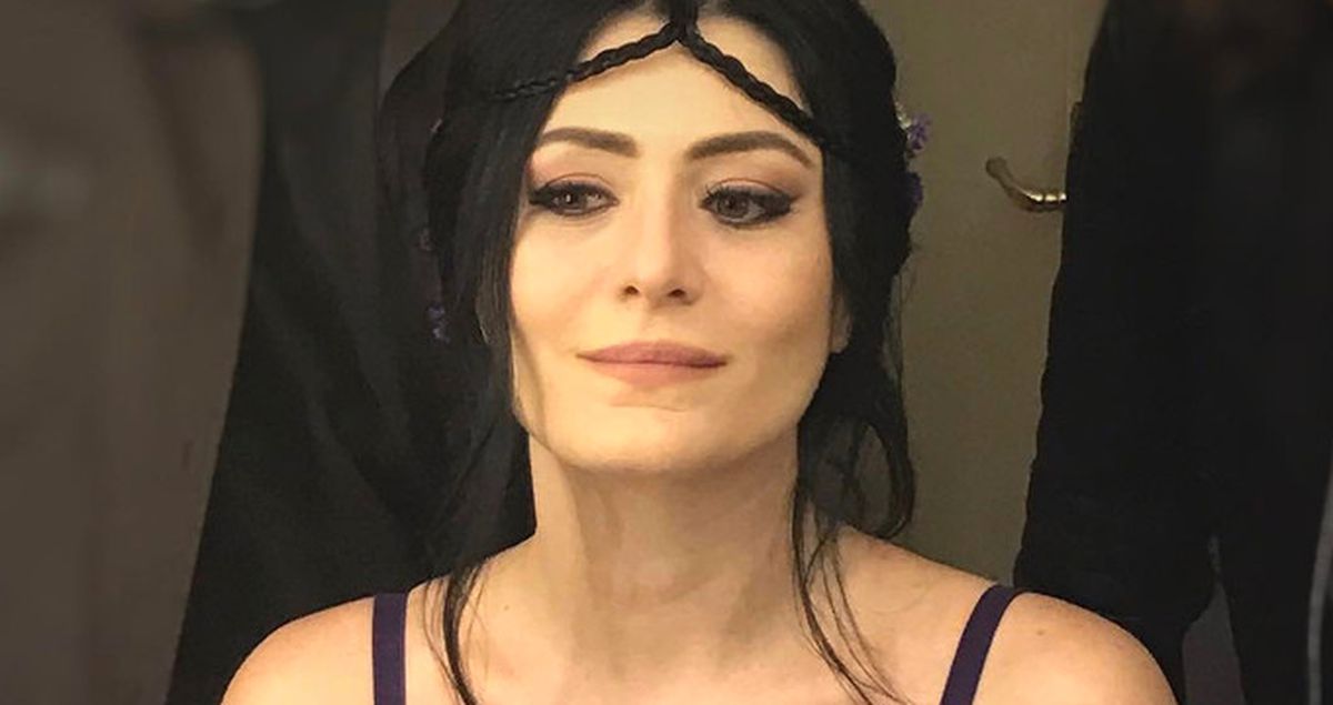 Deniz Çakır'ın Derin Göğüs Dekoltesi, Takipçilerini Birbirine Düşürdü