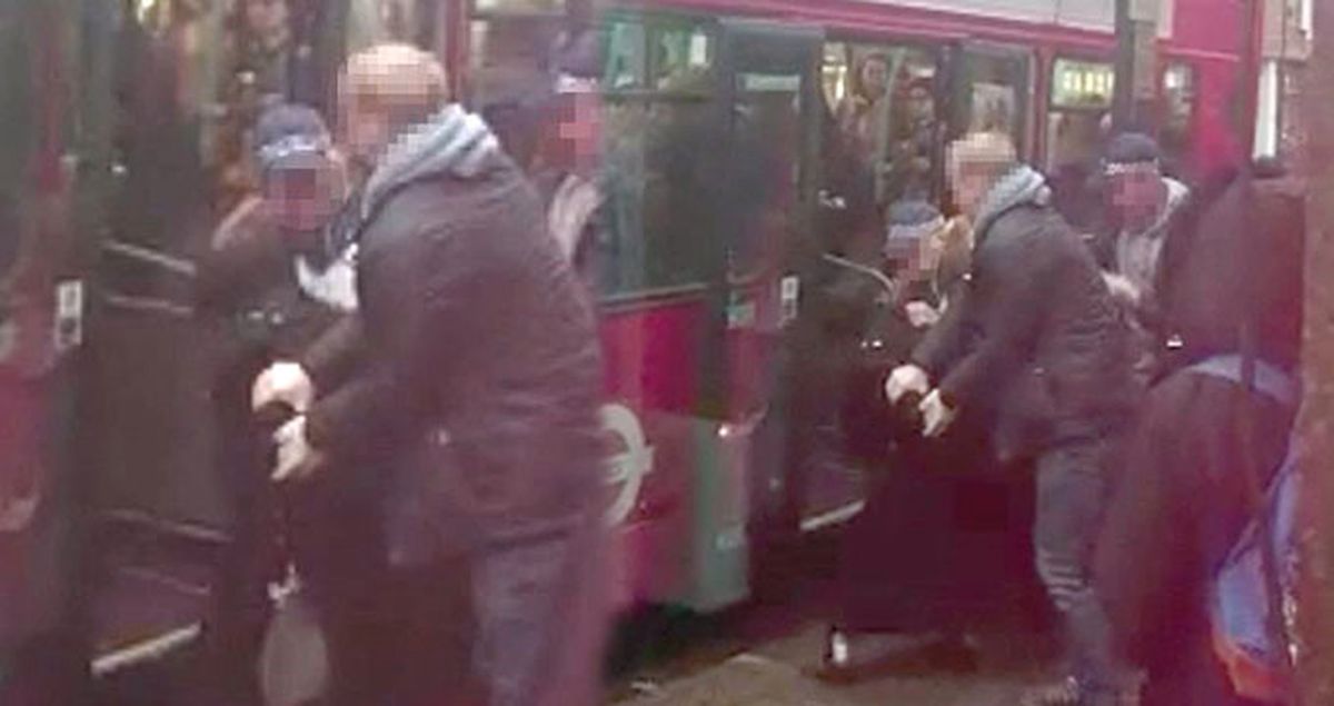 Londra'da Otobüsten Zorla İndirdikleri Kadının Çarşafını Çıkartmaya Çalıştılar