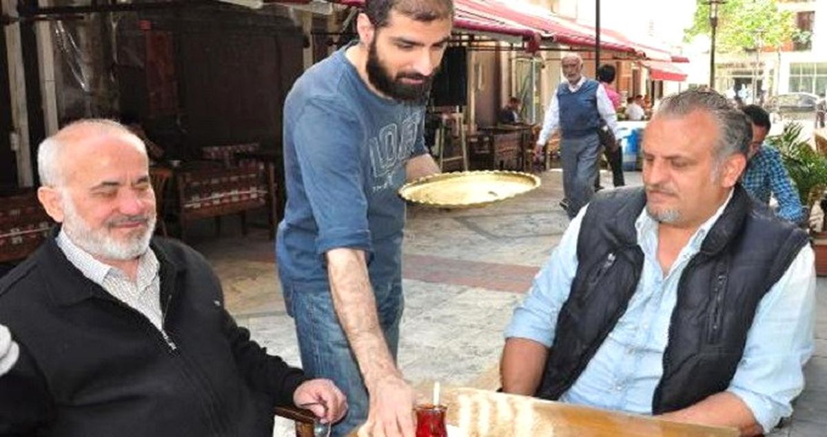 İş Bulamayan Üniversite Mezunu Çaycılık Yapıyor