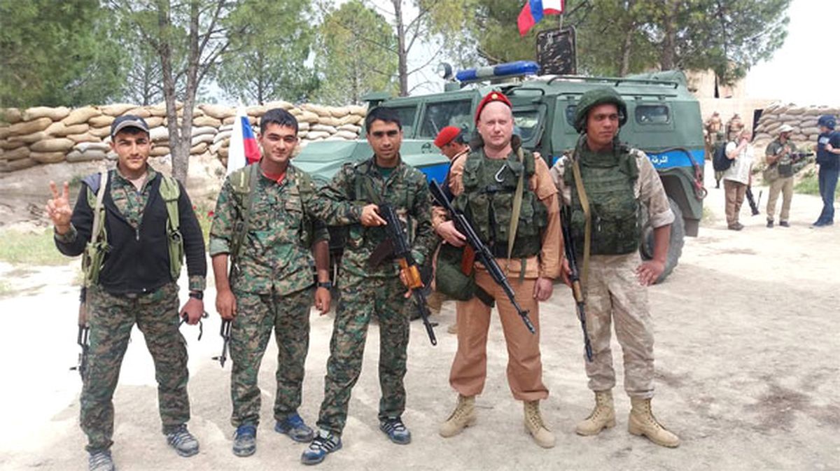 ABD Askerlerinden Sonra Rus Askerleri De YPG'li Teröristlerle Kol Kola!
