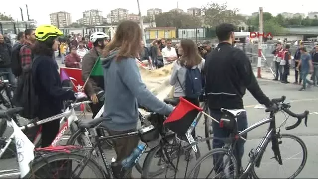 Bakırköy'de Alana Giremeyen Bisikletlilerden Protesto Bakırköy'de Alana Giremeyen Bisikletlilerden Protesto
