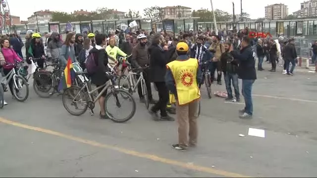 Bakırköy'de Alana Giremeyen Bisikletlilerden Protesto Bakırköy'de Alana Giremeyen Bisikletlilerden Protesto
