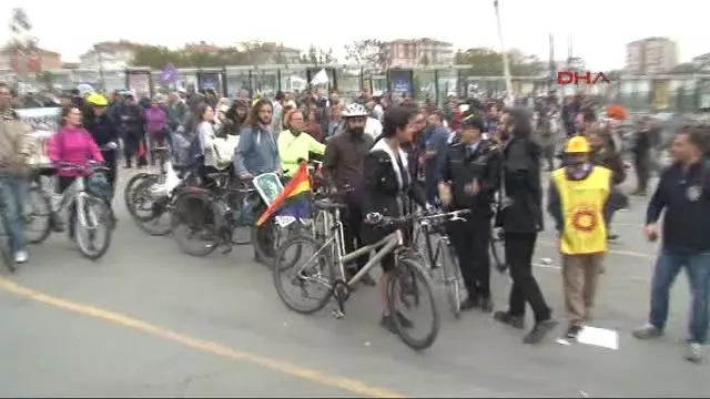 Bakırköy'de Alana Giremeyen Bisikletlilerden Protesto Bakırköy'de Alana Giremeyen Bisikletlilerden Protesto