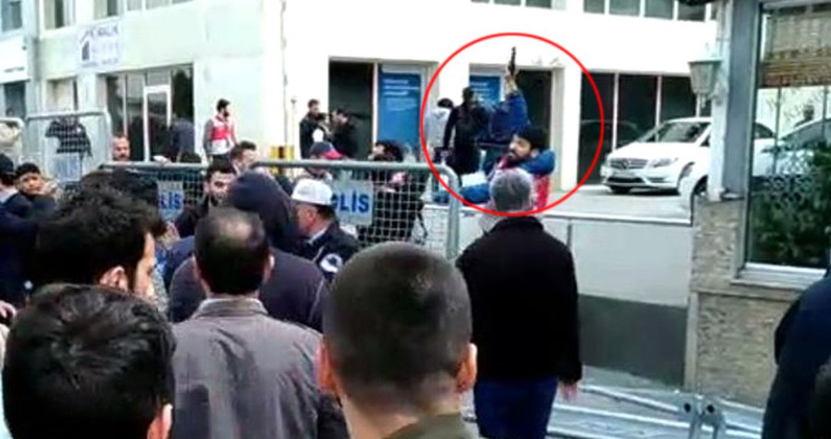 Bakırköy'de Olay Çıktı! Polis, Bariyerleri Yıkmaya Çalışan Grubu Havaya Ateş Açarak Dağıttı