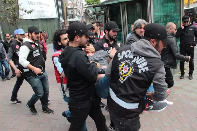 Beşiktaş'ta Oturma Eylemi Yapan Gruba Polis Müdahalesi Beşiktaş'ta Oturma Eylemi Yapan Gruba Polis Müdahalesi