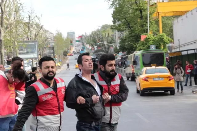 Beşiktaş'tan Taksim'e Yürümek Isteyen Gruba Müdahale Beşiktaş'tan Taksim'e Yürümek Isteyen Gruba Müdahale