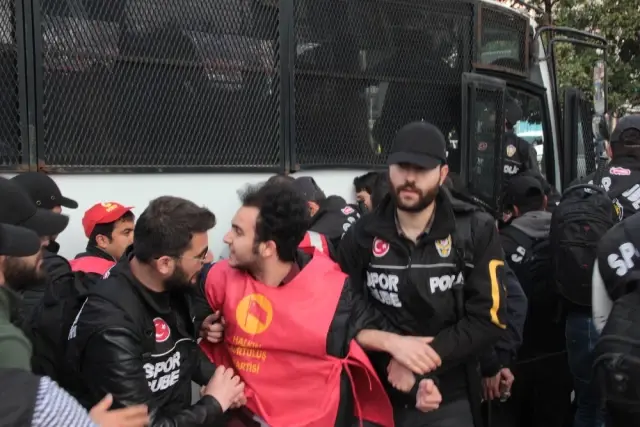 Beşiktaş'tan Taksim'e Yürümek Isteyen Gruba Müdahale Beşiktaş'tan Taksim'e Yürümek Isteyen Gruba Müdahale