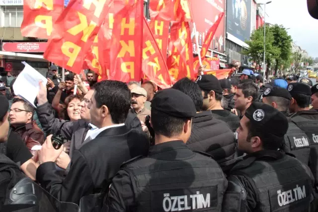 Beşiktaş'tan Taksim'e Yürümek Isteyen Gruba Müdahale Beşiktaş'tan Taksim'e Yürümek Isteyen Gruba Müdahale