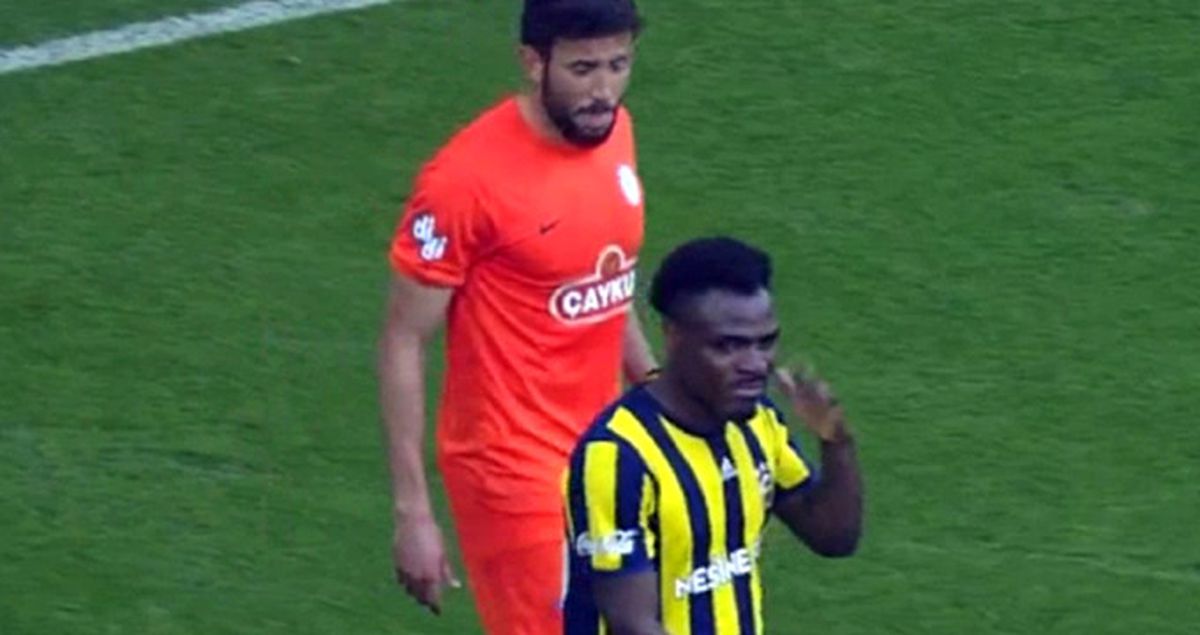 Fenerbahçeli Emenike, Iraklı Futbolcuya 'Kokuyorsun' İşareti Yaptı