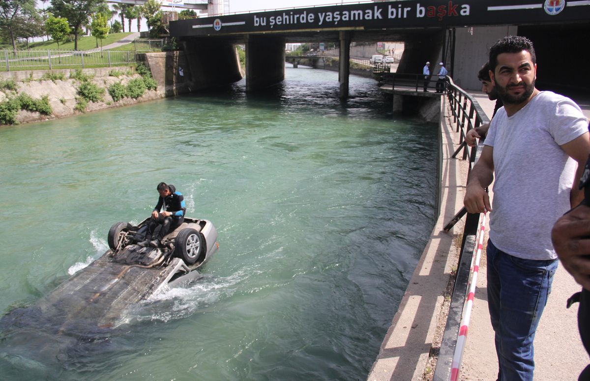 Otomobilin Uçtuğu Köprüdeki Yazı Dikkat Çekti: Bu Şehirde Yaşamak Bir Başka