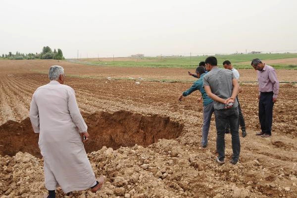 Pamuk Tarlasında Oluşan Dev Obruk Vatandaşları Korkuttu