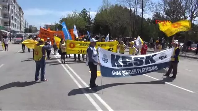 Sivas 1 Mayıs'ı 300 Kişi Kutladı, 540 Polis Görev Aldı Sivas 1 Mayıs'ı 300 Kişi Kutladı, 540 Polis Görev Aldı