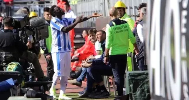 Ganalı Futbolcu Irkçı Tezahüratı Hakeme Şikayet Etti, Kart Görünce Sahadan Çıktı Ganalı Futbolcu Irkçı Tezahüratı Hakeme Şikayet Etti, Kart Görünce Sahadan Çıktı