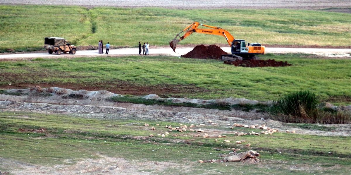 Suriye Sınırında Hareketlilik! Askeri Araçlar İçin Mevzi Kazıldı