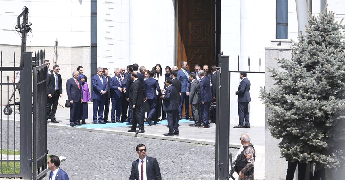 AK Parti Genel Merkezi Önünde Erdoğan'ı Karşılama Kuyruğu