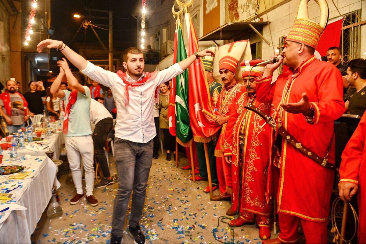 İzmirli İş Adamı, Askere Gidecek Oğlunu Mehterle Uğurladı