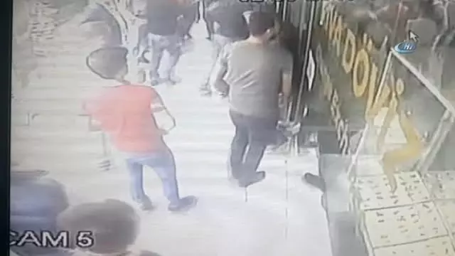 Çağlayan'da İnşaat İskelesinde Başlayan Silahlı Kavga Kamerada Çağlayan'da İnşaat İskelesinde Başlayan Silahlı Kavga Kamerada