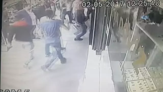 Çağlayan'da İnşaat İskelesinde Başlayan Silahlı Kavga Kamerada Çağlayan'da İnşaat İskelesinde Başlayan Silahlı Kavga Kamerada