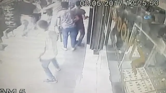 Çağlayan'da İnşaat İskelesinde Başlayan Silahlı Kavga Kamerada Çağlayan'da İnşaat İskelesinde Başlayan Silahlı Kavga Kamerada