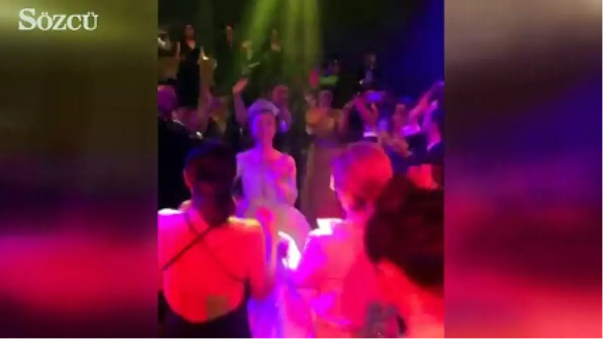 Hülya Avşar'dan Derin Sırt Dekoltesiyle Dans Şov