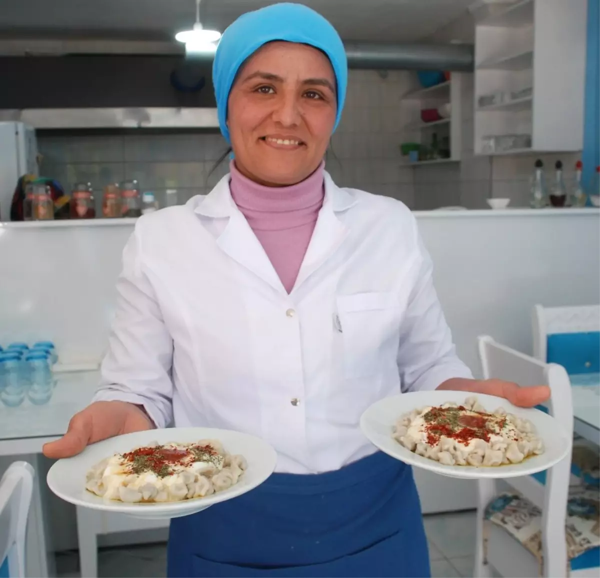 Köyünde İnek Sağıyor, Dükkanında Mantı Açıyor