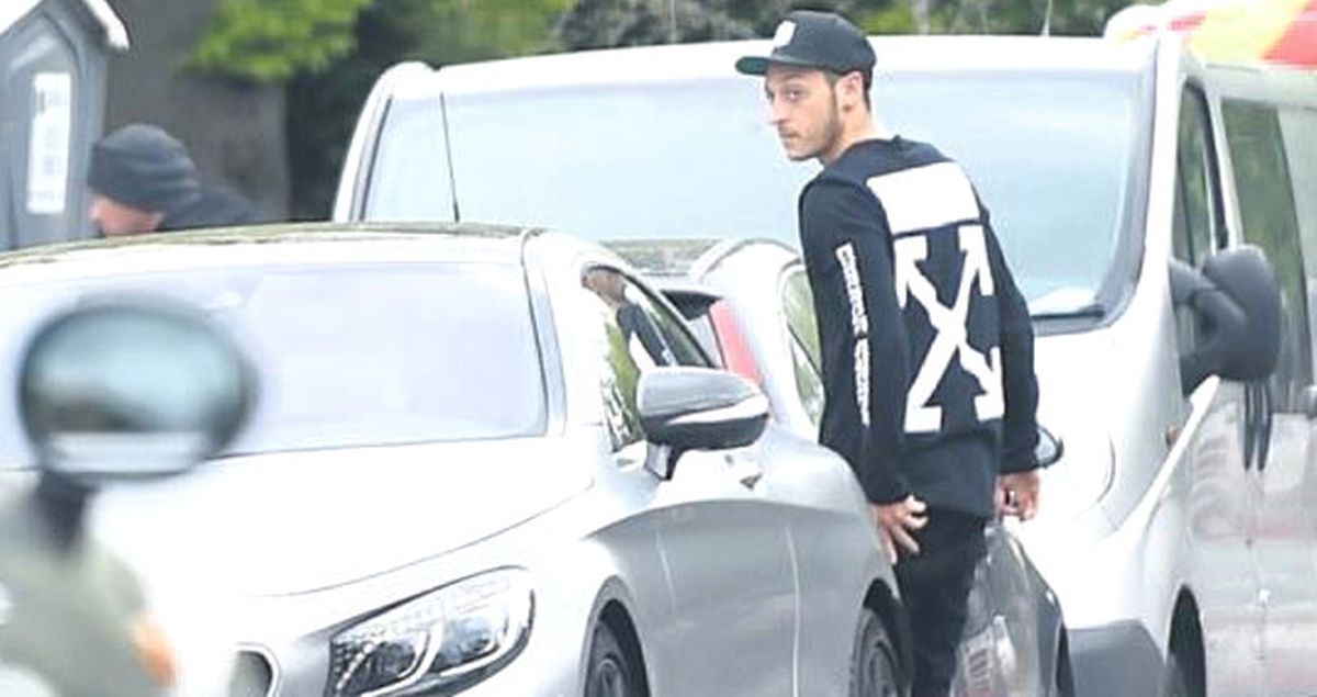 Mesut Özil, Kazı Çalışmaları Nedeniyle Arabalarını Yol Üzerine Bıraktı