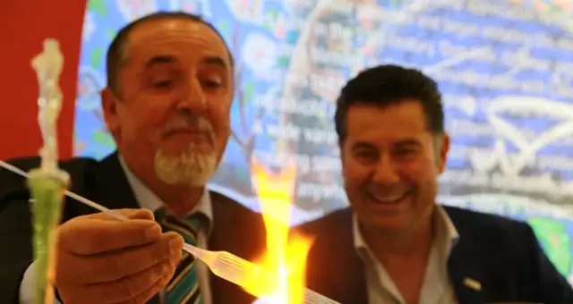 Turistlere Cam Üfletip Sanatını Tanıtıyor Turistlere Cam Üfletip Sanatını Tanıtıyor