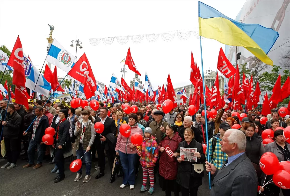 Ukrayna'da 1 Mayıs: Maskeli Gençler, Yaşlılara Saldırdı