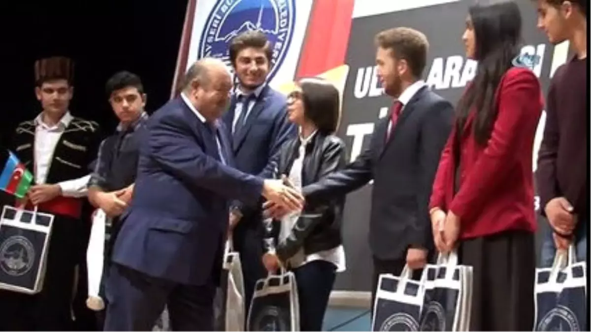 Ünlü Oyuncu Sahneye İki Ayağında İki Farklı Ayakkabı ile Çıktı