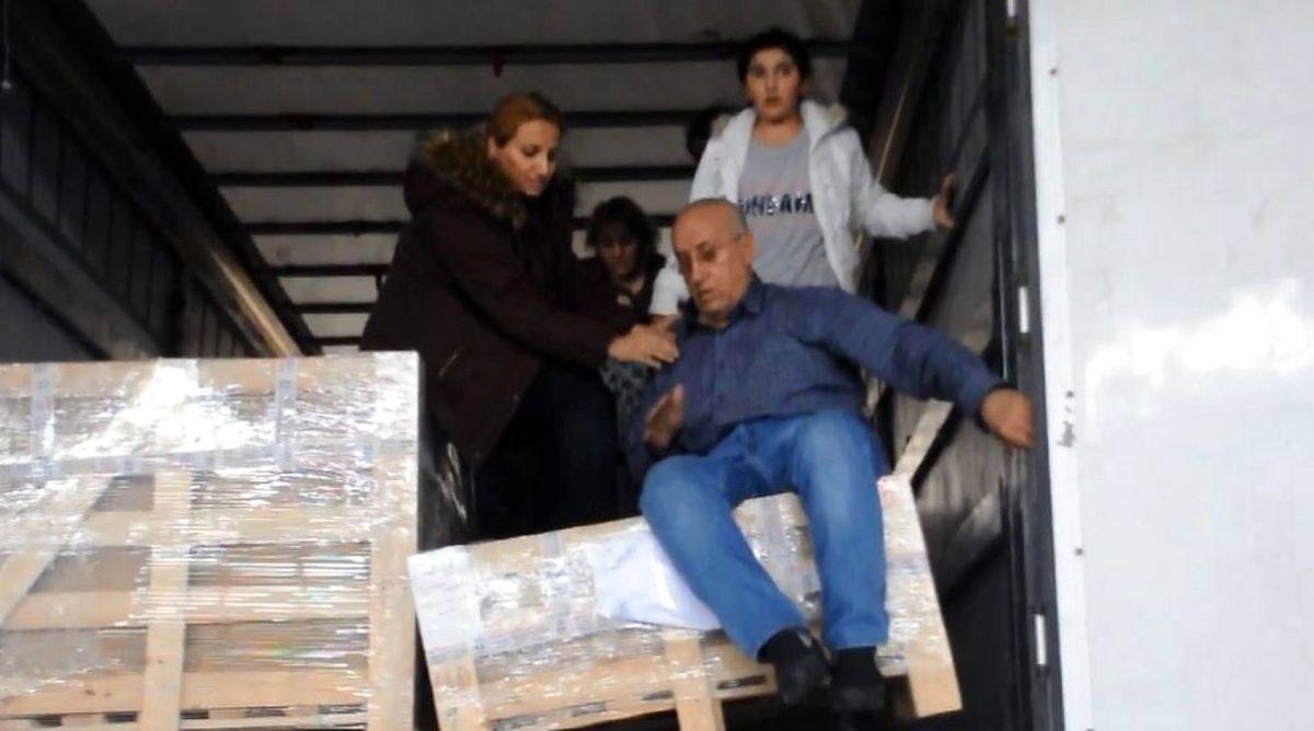 Yurt Dışına Kaçmak İçin TIR'ın Dorsesine Girip Sabaha Kadar Beklediler