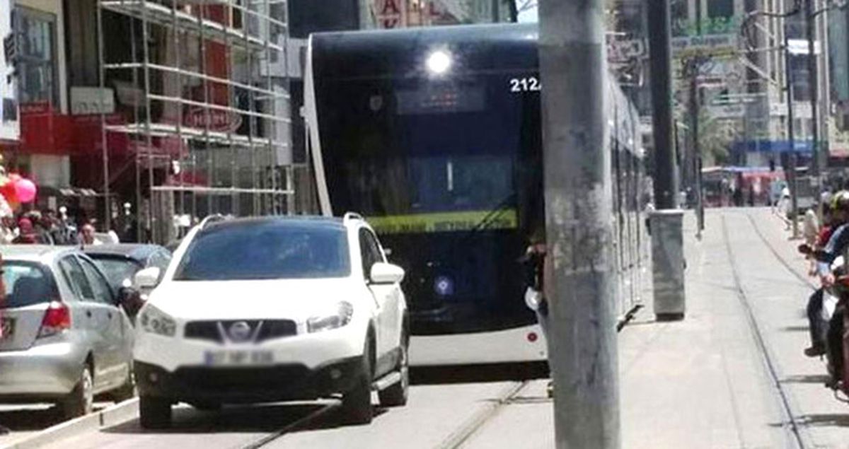 Antalya'da Rayların Üzerine Park Eden Sürücüye Verilen Ceza İsyan Ettirdi