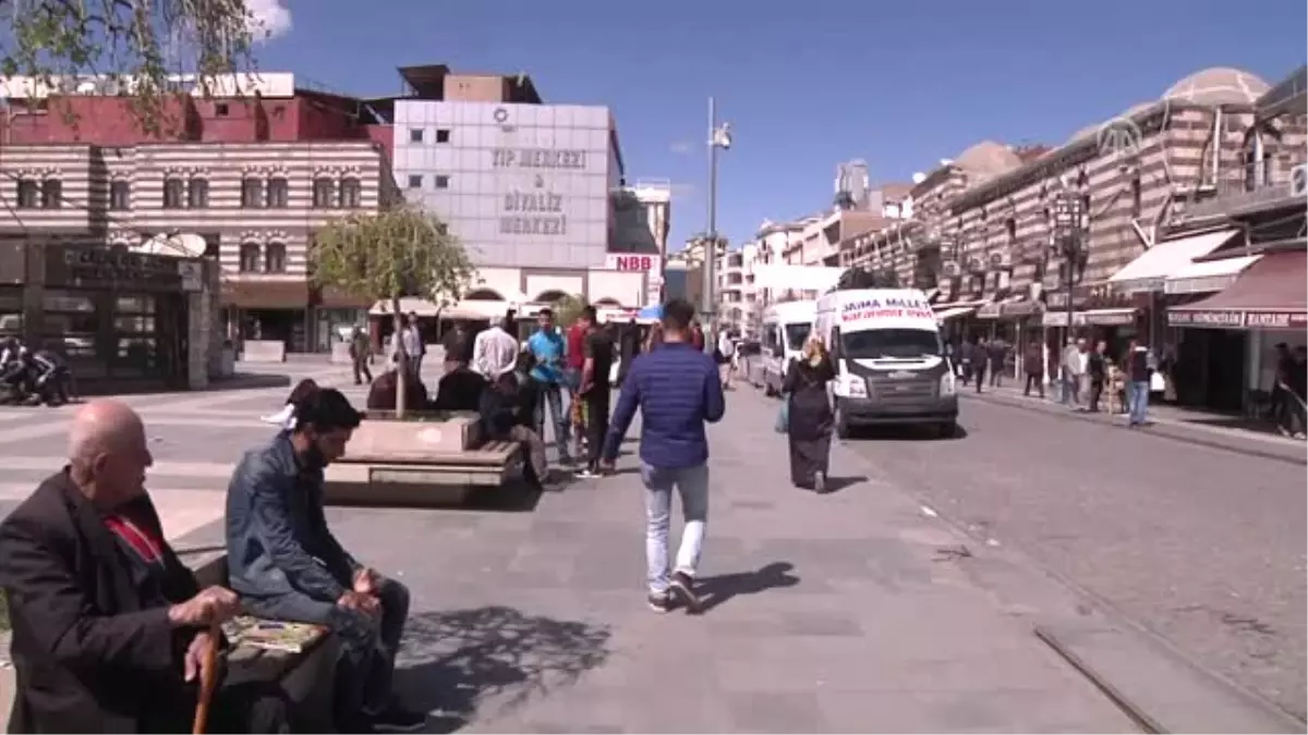 Başbakan'ın Talimatıyla Gelen Kredi Sur Esnafına Can Suyu Oldu