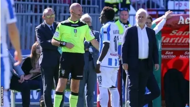 Ganalı Futbolcu Irkçı Tezahüratı Hakeme Şikayet Etti, Kart Görünce Sahadan Çıktı Ganalı Futbolcu Irkçı Tezahüratı Hakeme Şikayet Etti, Kart Görünce Sahadan Çıktı