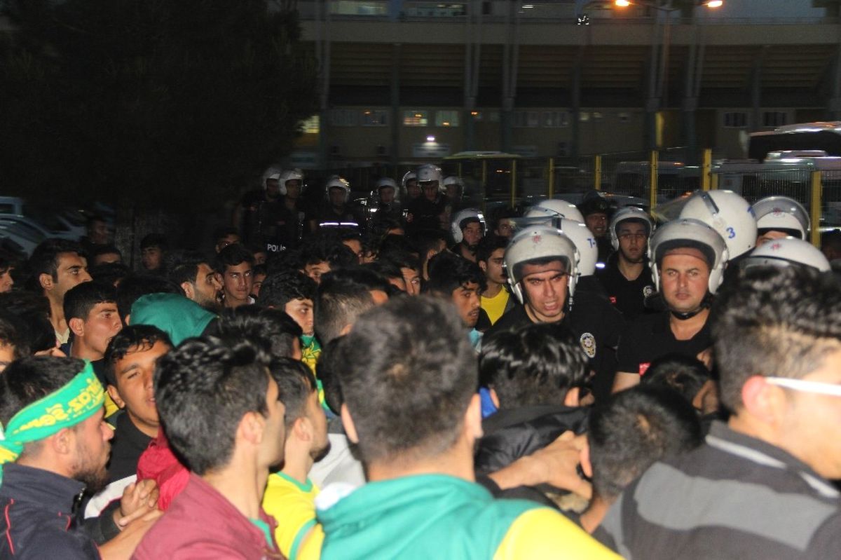 Şanlıurfa'da Balıkesirspor Maçı Sonrası Ortalık Savaş Alanına Döndü