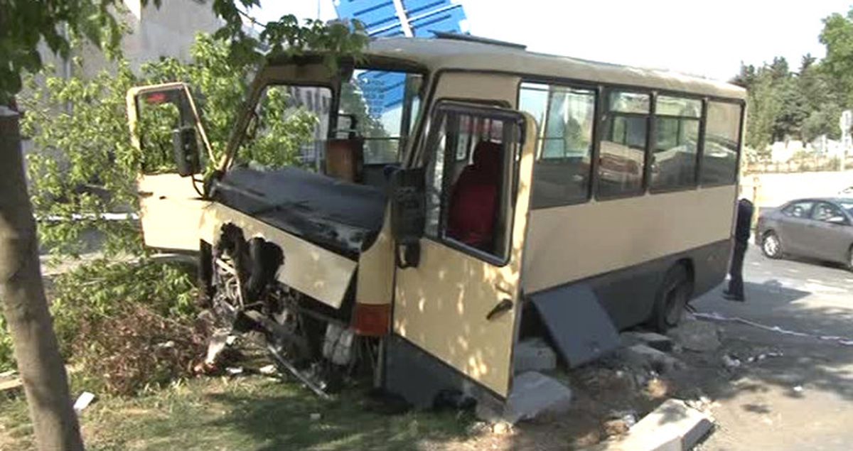 Sefaköy'de Yolcu Minibüsü Kaza Yaptı: 6 Yaralı