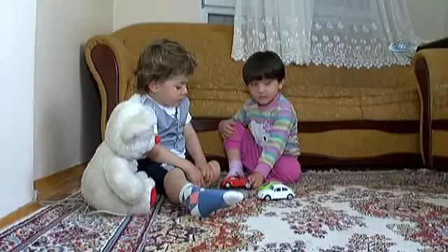 Çocukları İçin Sanayide Mavi Işık, İşyerinde Alüminyum Düzenek Yapan İki Baba Bir Araya Geldi Çocukları İçin Sanayide Mavi Işık, İşyerinde Alüminyum Düzenek Yapan İki Baba Bir Araya Geldi