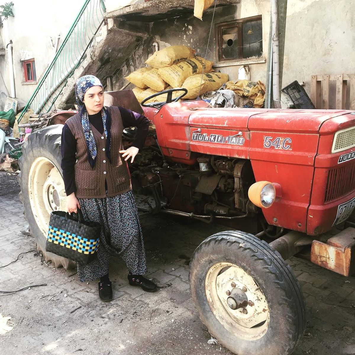Ezgi Mola, Instagram'dan Her Şeyin Reklamını Yapan Ünlüleri Ti'ye Aldı