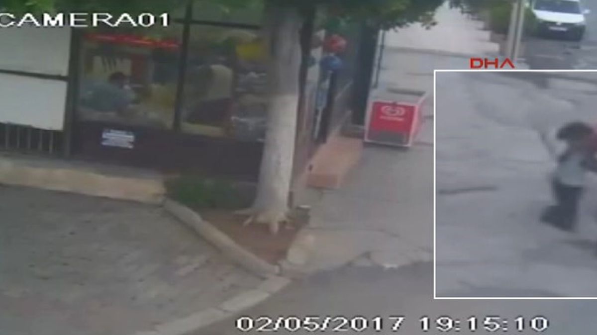 Mersin'de Kanalizasyona Düşen Çocuğu Babası Son Anda Kurtardı