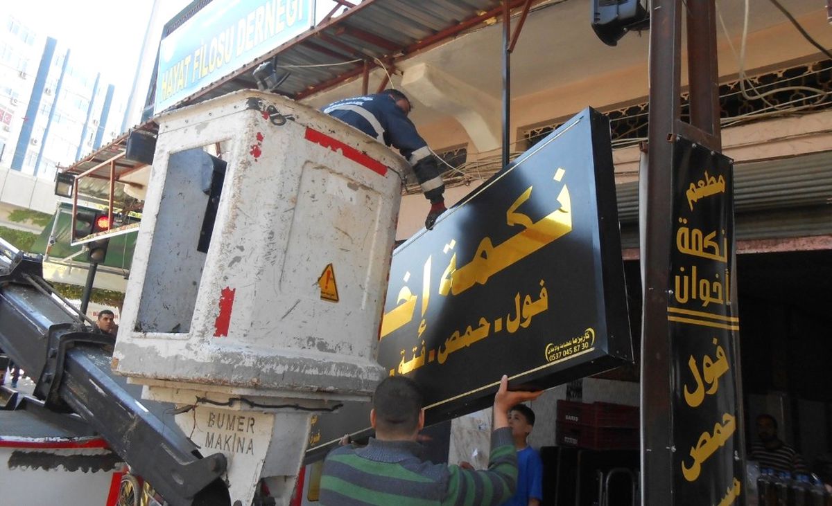 Kırıkhan'da Arapça Tabela, Poster ve Afişler Kaldırıldı