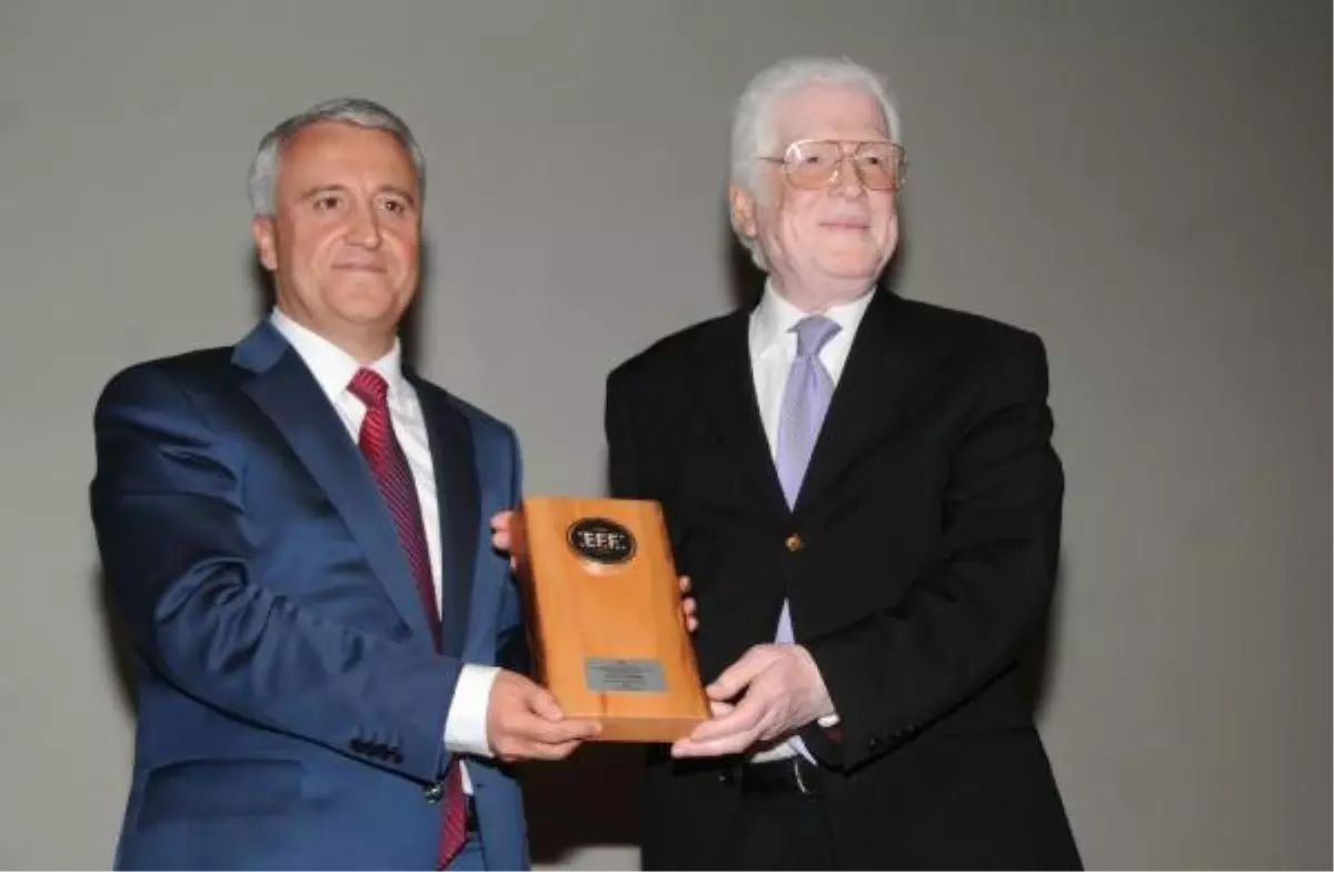 Eskişehir Film Festivali'nde İzzet Günay ile Lale Belkıs'a 'Onur' Ödülü Verildi