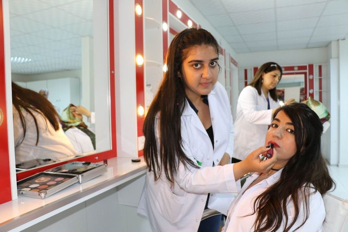Genç Kızlar, Evlilikten Önce Ayakları Üzerinde Durmayı Hedefliyor