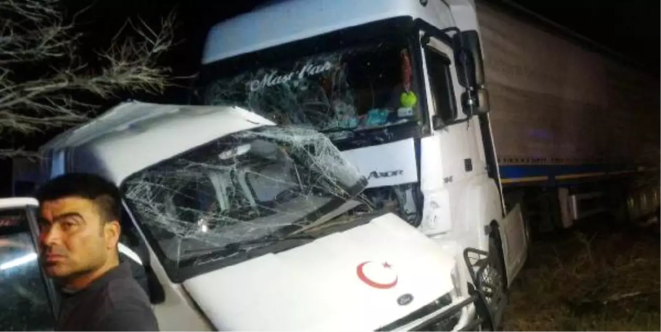 Kırıkkale'de Minibüse Tır Çarptı: 2 Ölü, 1 Yaralı