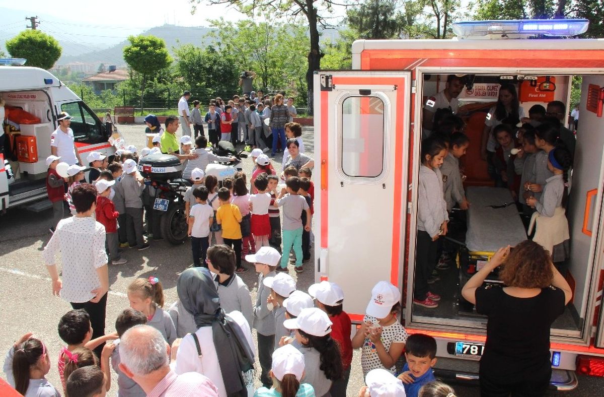 Minik Öğrenciler 'Yaşama Yol Verdi'