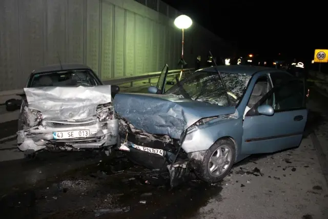 Kazada Yaralanan Sürücü Yardım Beklerken Başka Bir Arabanın Altında Kalarak Öldü