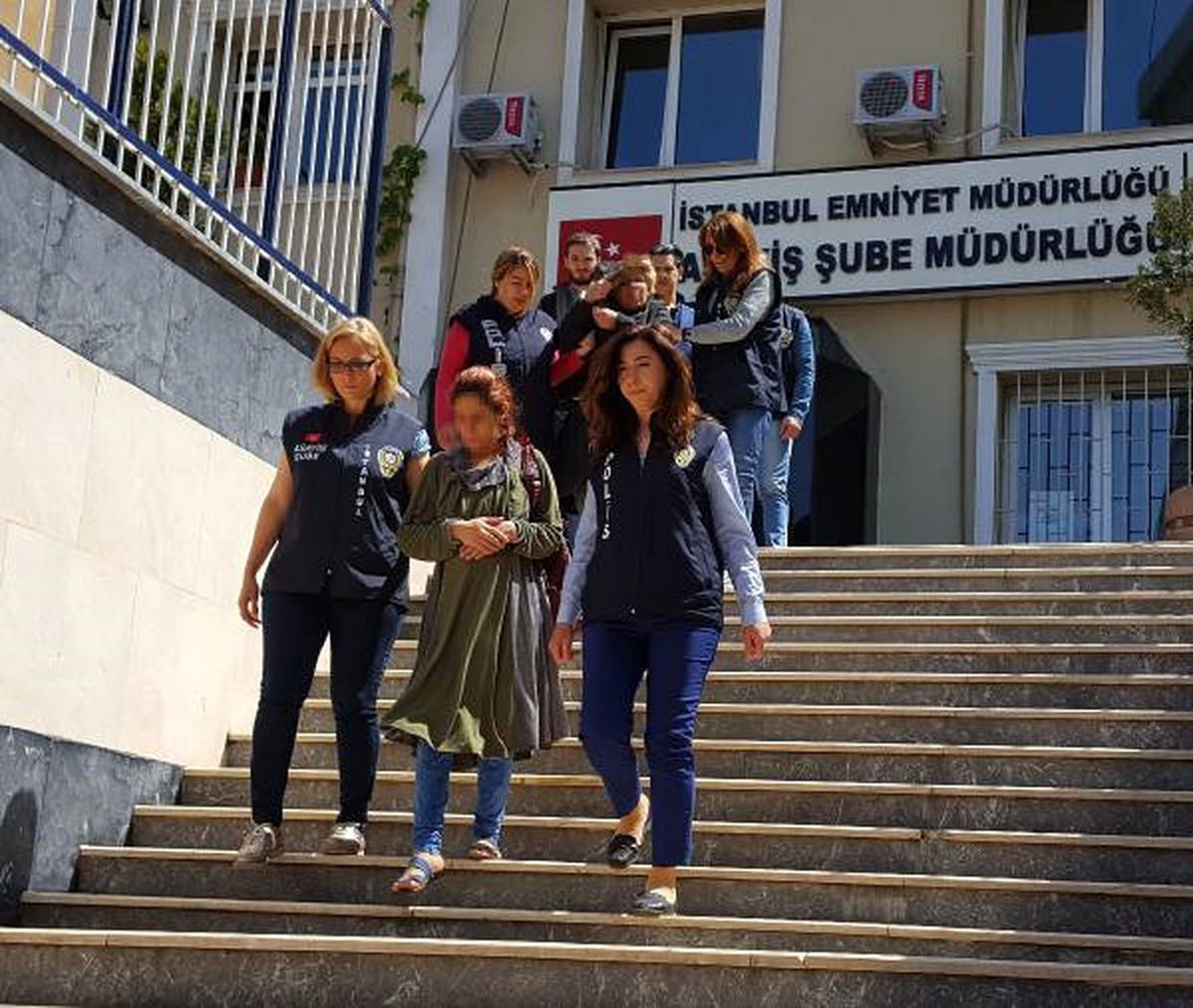 Polis Kamera Görüntüsü Ararken Suçlulaları Yakaladı